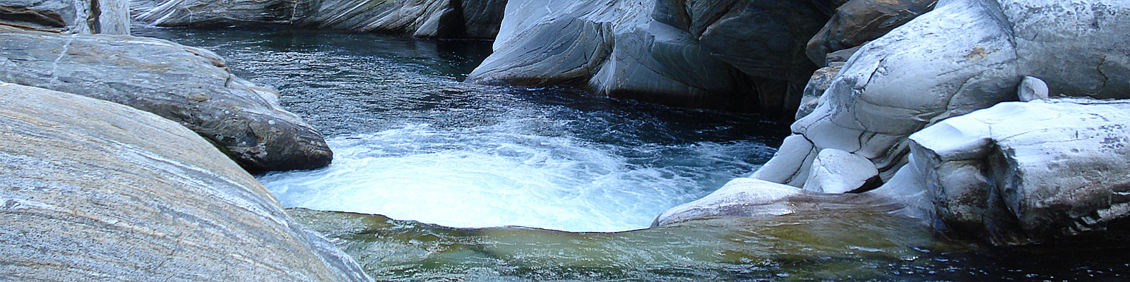 Back mit einem kleinen Wasserfall zwischen Gestein