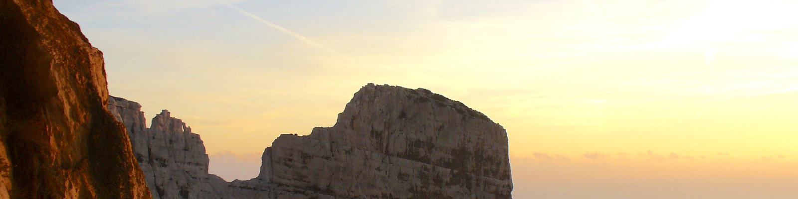 Hoch auf einem Berg bei Sonnenuntergang und ein paar Wolken