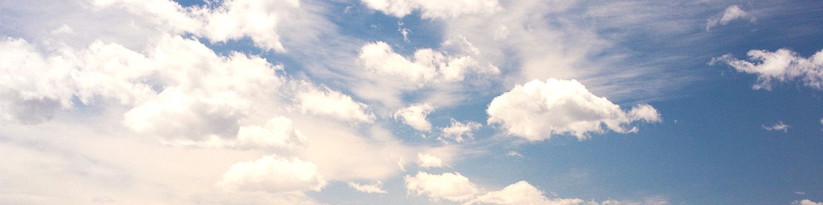 Blauer Himmel mit wenigen Wolken und Sonnenschein